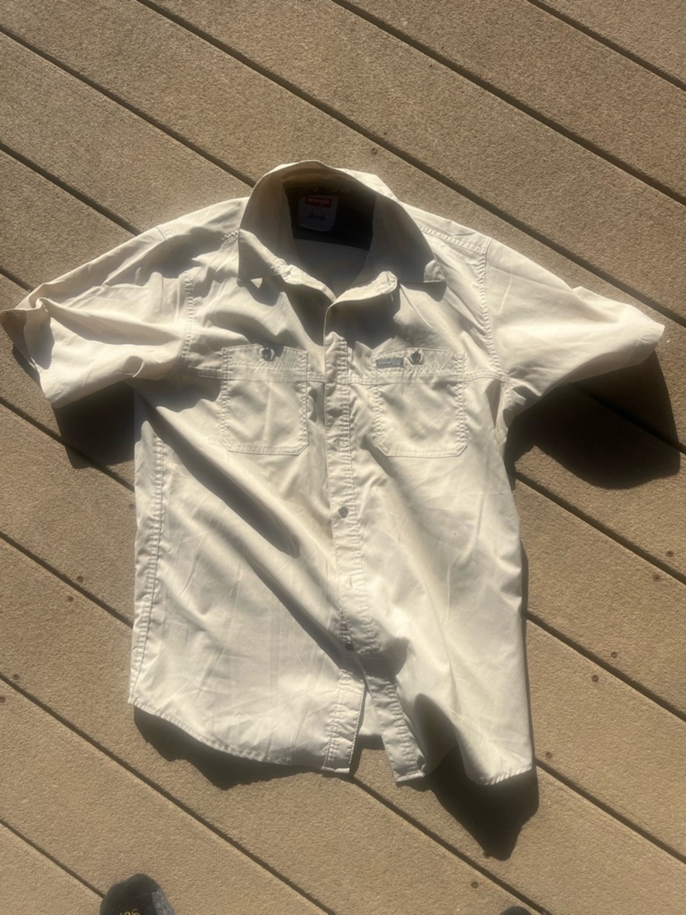 Wrangler Men's Short Sleeve Button-Down Shirt/VENTED - Cream(MEDIUM)